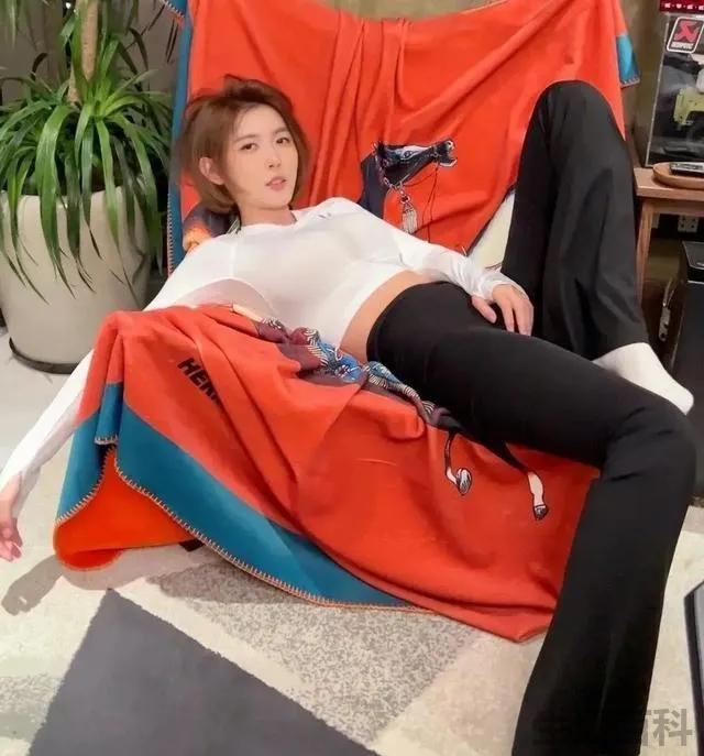 聂小雨黑色皮衣吃鸡哪里可以看