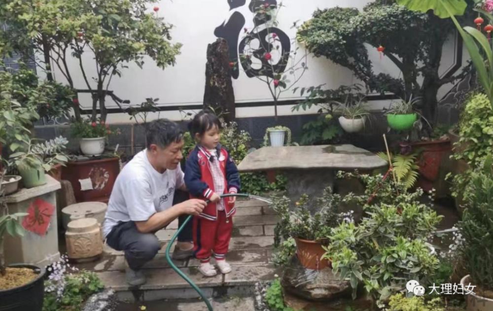 朱志鑫爸爸是干嘛的