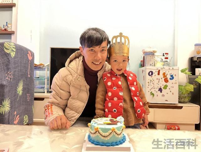 朱志鑫爸爸是干嘛的