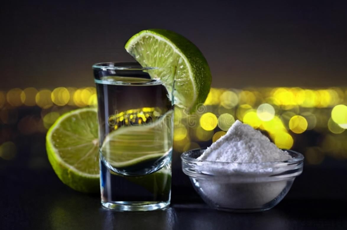 喝龙舌兰酒为什么要加盐和柠檬