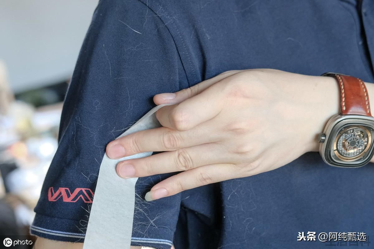 衣服粘毛怎么解决