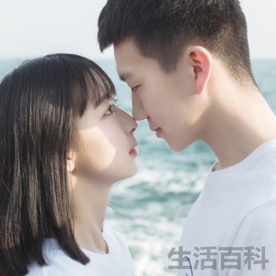 通过男生手放的部位看他的态度
