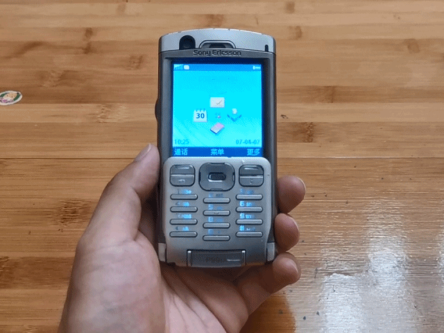 索尼爱立信P990i图片