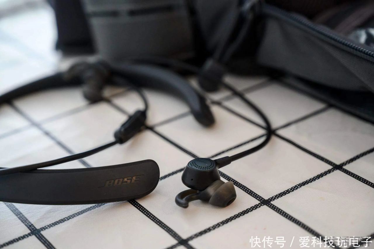无线耳机正确佩戴方法