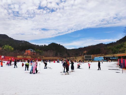 岳西大别山滑雪乐园