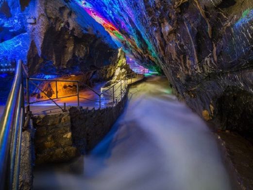 英德英西峰林老虎谷溶洞漂流