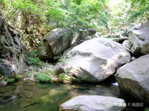 鲁山诗景龙潭峡