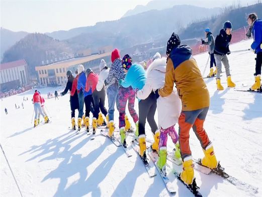 青岛月季山滑雪大世界