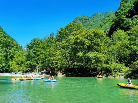 万源龙潭河风景区漂流