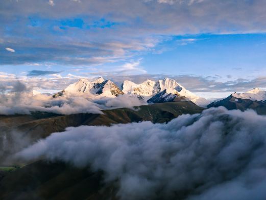 洛扎库拉岗日雪山