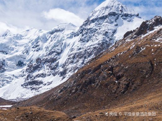 当雄姆蓝雪山生态景区